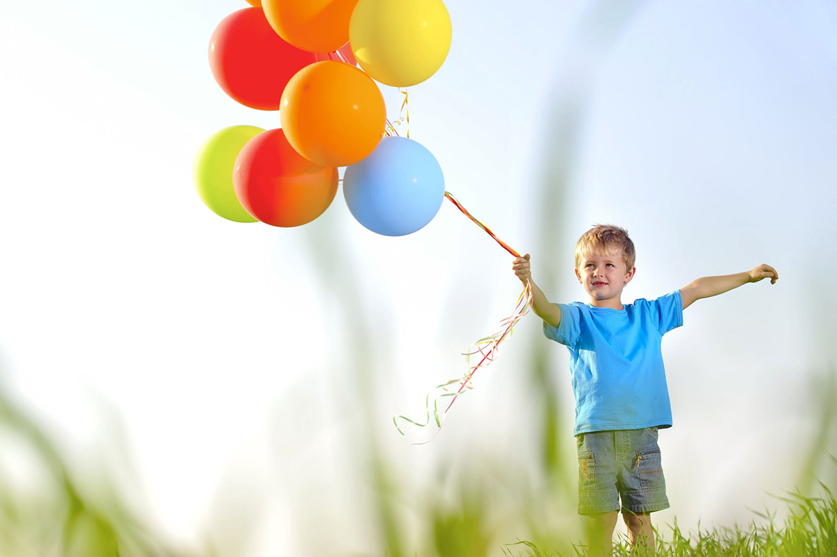 Мальчик с большим шаром. Шарики воздушные для мальчика. Дети с воздушными шарами. Воздушный шар это мальчик!. Мальчик с воздушными шарами.