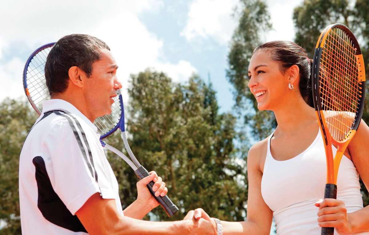 Любительский теннисный. Мужчина и женщина теннисисты. Мужчина на теннисном корте. Теннисистки с мужьями. Большой теннис мужчина и женщина.